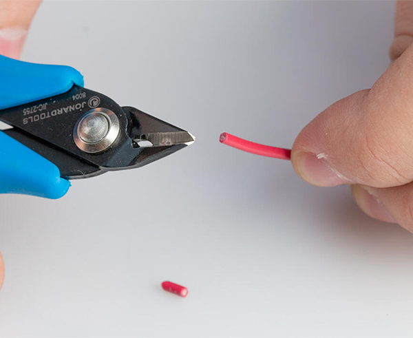 Flush Cut Pliers - Pliers cutting red wire clean - Primus Cable