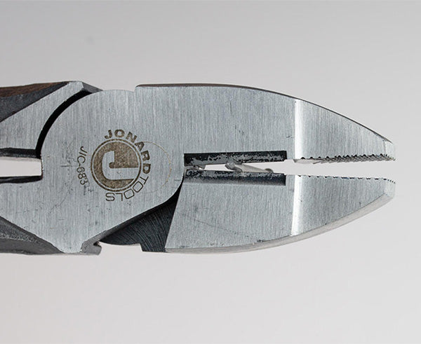 Lineman's Side Cut Pliers - Pliers holding nail - Primus Cable