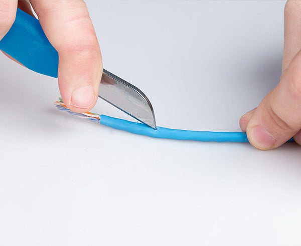 Splicer's Kit - Splicing knife in use on blue wire - Primus Cable