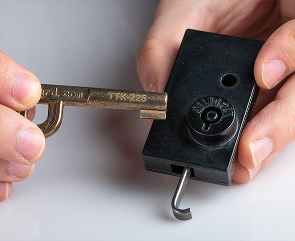 P Key For Self Lock Pedestal Lock - Primus Cable