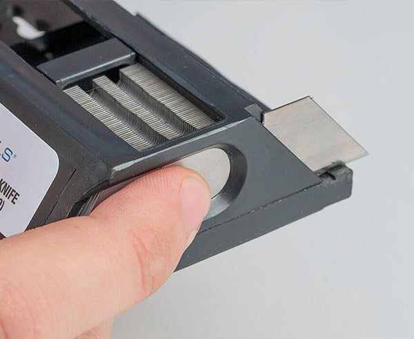 Heavy Duty Utility Knife Replacement Blades, P/50 - Blades sliding out of box - Primus Cable Hand Tools